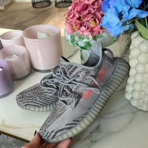 YEEZY - Använda men använda sparsamt! Fint skick och använt fåtal gånger, köpta på adidas orginalsida för ungefär 3000kr och säljer ba vid bra bud tyvärr inget kvitto men box medföljer 