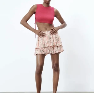 Zara kjol - Säljer denna fina kjol från Zara som tyvärr blivit lite för liten💖