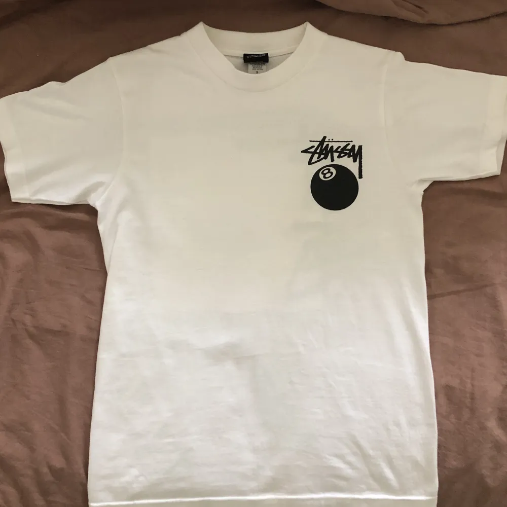 En jätte snygg stussy t-shirt i storlek S.  Säljer för har aldrig kommit till användning!. T-shirts.
