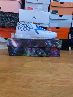 Mb.01 lo’ white bluemazing - Säljer nu dessa mb.01⚪️🔵storlek 47,5. Använda cirka 5 gånger inomhus. Skicka ett meddelande vid fler frågor eller bilder!