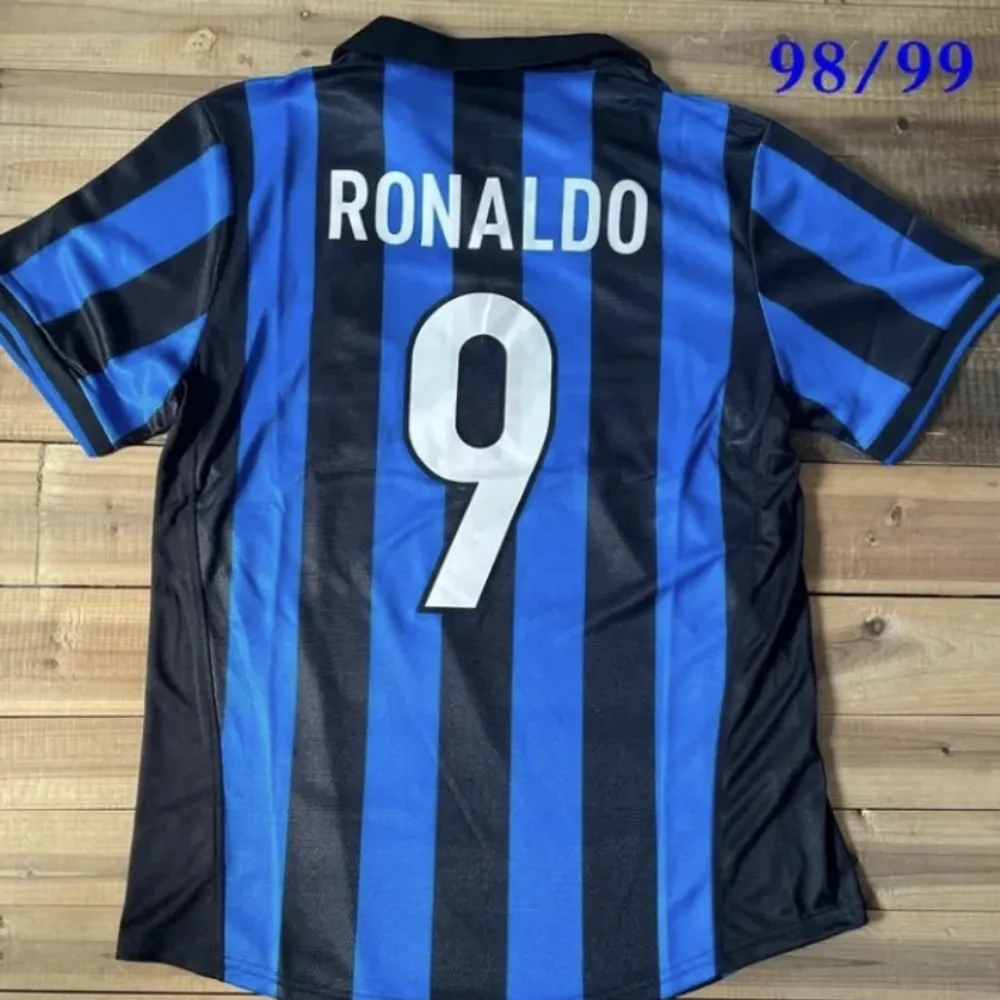 Helt ny fotbollströja Legenden Ronaldo 98/99 Finns i flera storlekar Topp kvalite Kan fraktas. T-shirts.