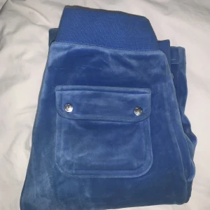 Juicy couture byxor - Säljer mina juicy couture byxor i färgen regatta xxs eftersom jag inte använder de längre. De är i bra skick, skriv ifall du är intresserad❤️🥰