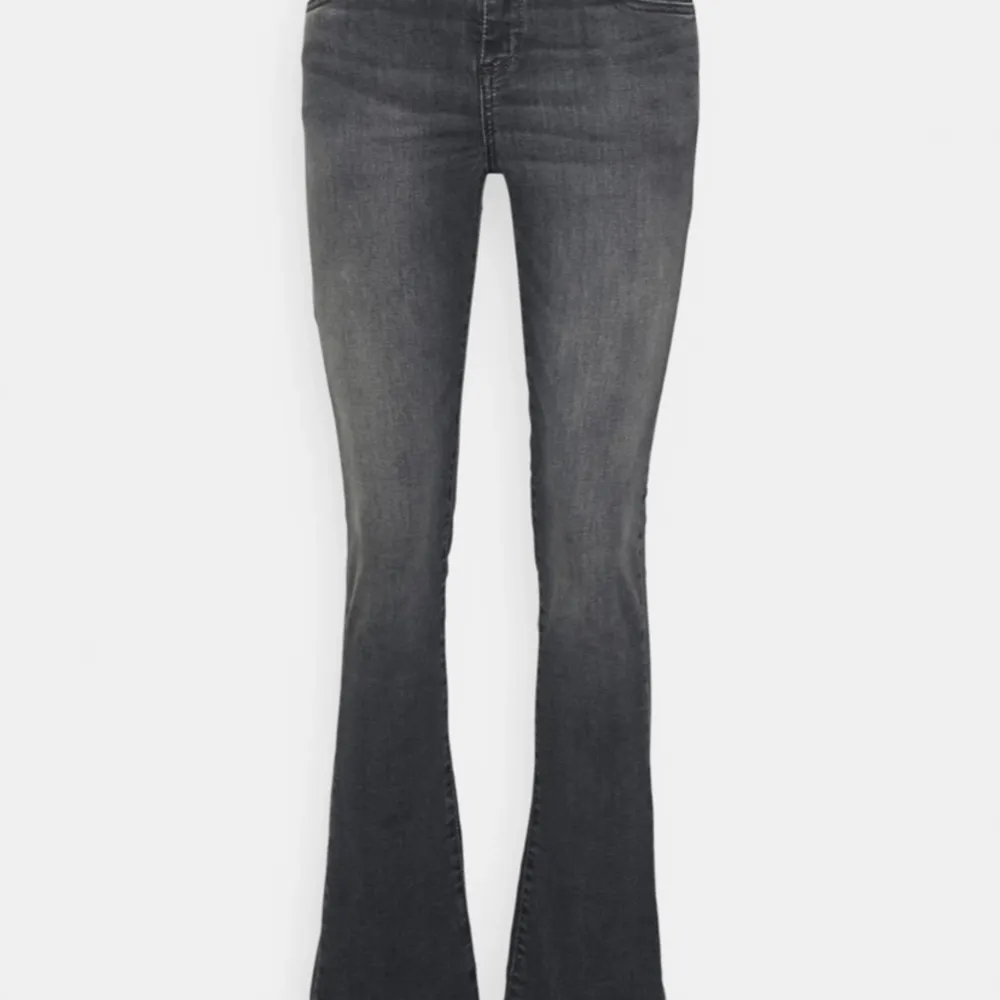 Säljer dessa superfina bootcut jeansen från ltb då det tyvärr inte kommer till användning.  Frakt tillkommer 🫶🏼. Jeans & Byxor.