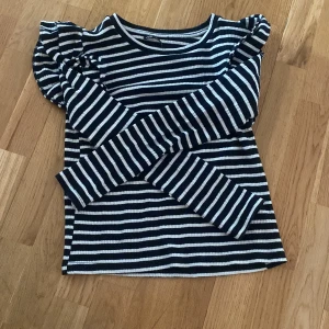 Tröja - En super söt långärmad tröja från zara med volanger på axlarna👌🏼😍 storlek M men sitter mer som en S💗