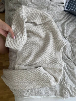 H&M kort hoodie  - Säljer den för jag har redan en liknande i nästan samma modell❤️   Den är väldigt fin och fluffig o varm med långa armar 🤍🤍🤍