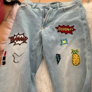 Jeans - Jeans i bra skick, fjärilen har gått av! 