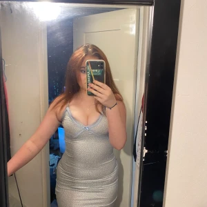 Klänning  - en av mina absoluta favoriter men tyvärr så hänger den mest nu för tiden. Dendär i ett väldigt mjukt material å sitter extremt tajt men e väldigt stretchig🩵