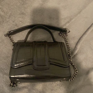 Svart väska  - Säljer en väska från zara köpt i våras/vintras använd ca 10 gånger säljer då jag int använder den och har många väskor