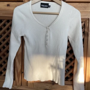 Tröja - Älskar denna topp men harvdesrre växt ur den, använd alldeles för sällan och ser ut som ny💕Liten i storlek!