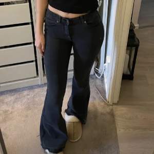 Säljer dessa svart-gråa bootcut jeans.  Strl S/32. Uppsprättade för att bli lite längre. Väldigt stretchiga.