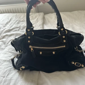 Balenciaga väska - Säljer min skitsnygga balenciaga då den tyvärr inte används längre, kvitto och dustbag finns❤️ Nypris 14000 säljer för 7000 men kan förhandla❤️