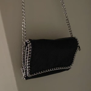 Tiamo väska - Säljer nu min fina svarta väska ifrån märket tiamo, använt ett fåtal gånger men är i ett bra skick! Kom privat för fler bilder och om ni är intresserade💗