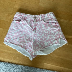 Coola korta shorts från Zara - Korta shorts i jeanstyg. Snygg passform. Sparsamt använda. Storlek 164 cm (13-14 år)