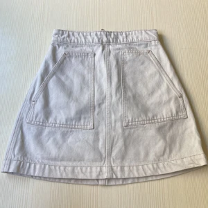 Jeanskjol - Vit jeanskjol från Weekday,  med dragkedja, storlek 34.