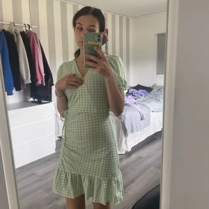 Klänning Gina Tricot  - Endast använd 1 gång och är i superfint skick. Säljer den då den tyvärr är för liten för mig. Från Gina Tricot i storlek XXS. Hör av dig för fler bilder eller frågor!