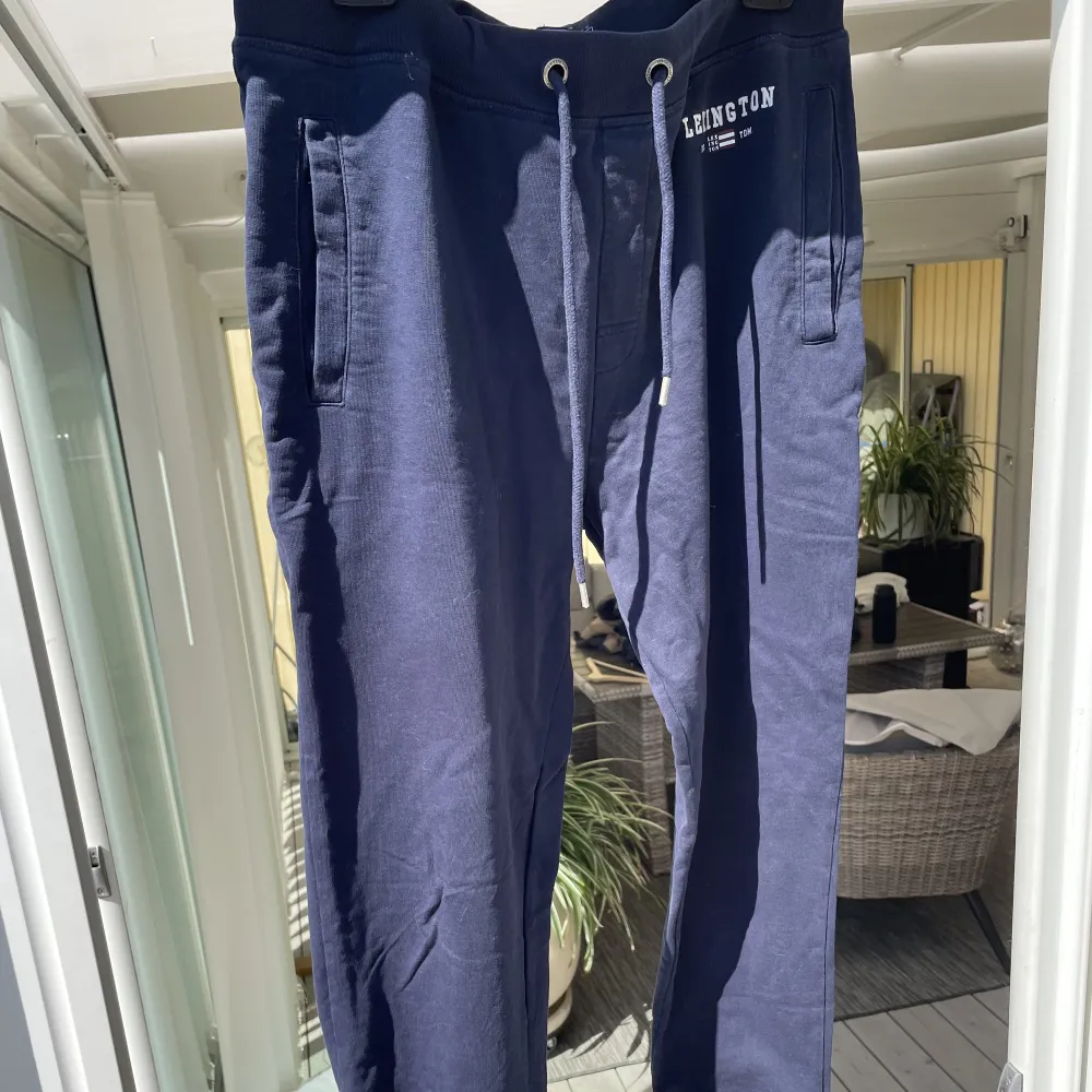 Marinblå mjukisbyxor i storlek L. Jeans & Byxor.