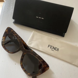 Fendi solglasögon  - Nyskick. Bruna Fendi solglasögon med tillhörande fodral. (Nypris 3000kr men tillverkas inte längre) 