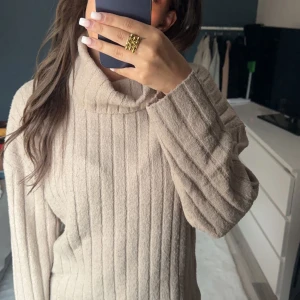 Polostickad tröja - Denna polostickade tröjan är magisk under vintern! Men har många liknande och därav säljs den. Nyskick, från Lager157! Hör gärna av er vid vidare intresse eller frågor ❤️‍🔥