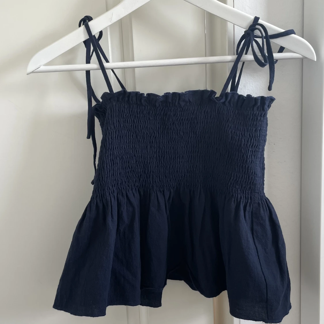 Mörkblå volang topp