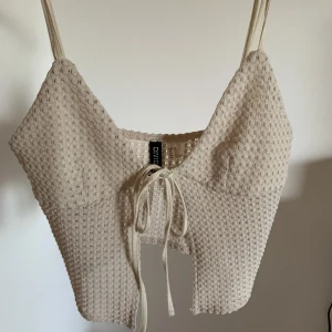 Beige topp - Somrig beige topp med snörning framtill i storlek xs. Aldrig använd då den inte passar mig🫶🏼