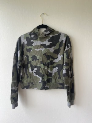 Miltärmönstrad hoodie  - Hoodie i bra skick från Cubus i storlek 158/164