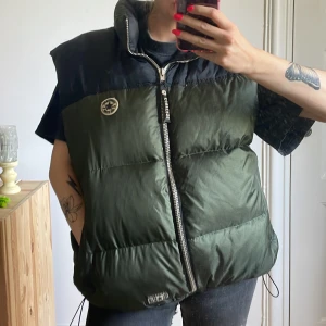 Vintage dunväst converse  - Så cool dunväst från converse. Jag på bild är en XS/171.