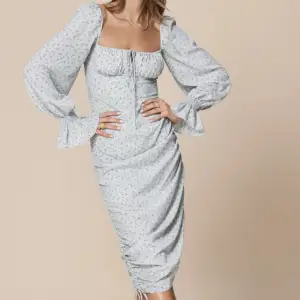 Säljer fina adoore Capri dress i nyskick.💕💫 Använd 1 gång. En väldigt smickrande klänning för midja och längden på klänningen går att justera från kort till mellanlång.💖