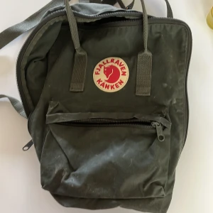 Fjällräven ryggsäck 😍 - Säljer denna jätte fina ryggsäcken från fjällräven kånken! Den är militärgrön. Perfekt till skolan! Kostar runt 1200kr i nypris säljer för endast 350kr! 