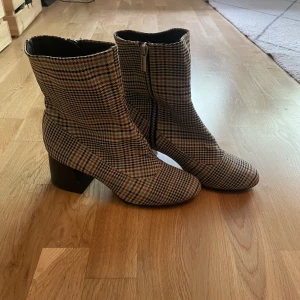 Boots/klackar - Boots/klackar från Monki i storlek 41. Säljer pga att de är för små för mig. Använda några gånger.