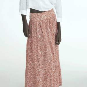 Säljer denna trendiga zara kjol då jag insåg att det inte riktigt var min stil💕💕 Använd ett fåtal gånger!! Storlek L men liten i storleken 