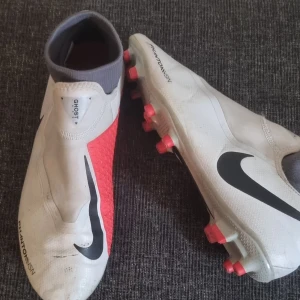 Fotbollsdojjor - Vita sparsamt använda fotbollsskor från Nike "ghost" 