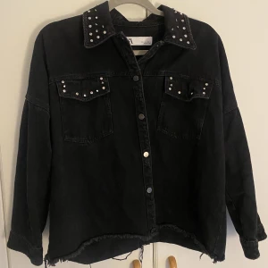 Jeansjacka med diamanter  - Jeansjacka med diamanter från zara. Lite oversized och slitningar 