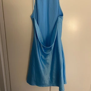 MisslisibellXnakd - Blå satinklänning med öppen/djup rygg. Misslisibelles kollektion med NAKD 