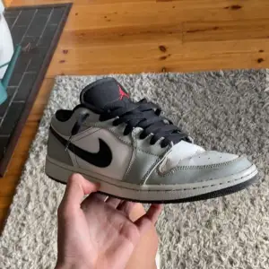 Jordan 1 low light smoke grey. Cond 7-10 pågrund av lite heeldrag men annars så e dom helt ok, dom är 100% äkta och box å allt ingår. Pris går att diskuteras och skriv till mig för fler frågor✅