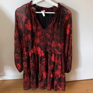 Klänning med röda blommor  - Så fin klänning som aldrig är använd, skicket är alltså 10/10💕☀️ betalning sker via swish.