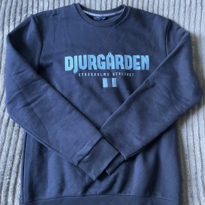 Djurgården Sweatshirt - Storlek: Medium Mycket bra skick, inga tecken på användning Ordinare pris ca 700 kr 