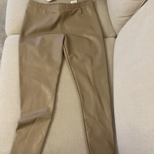 Skinnbyxor - Aldrig använda, helt nya. Liten i storleken, passar om du har M i strl.