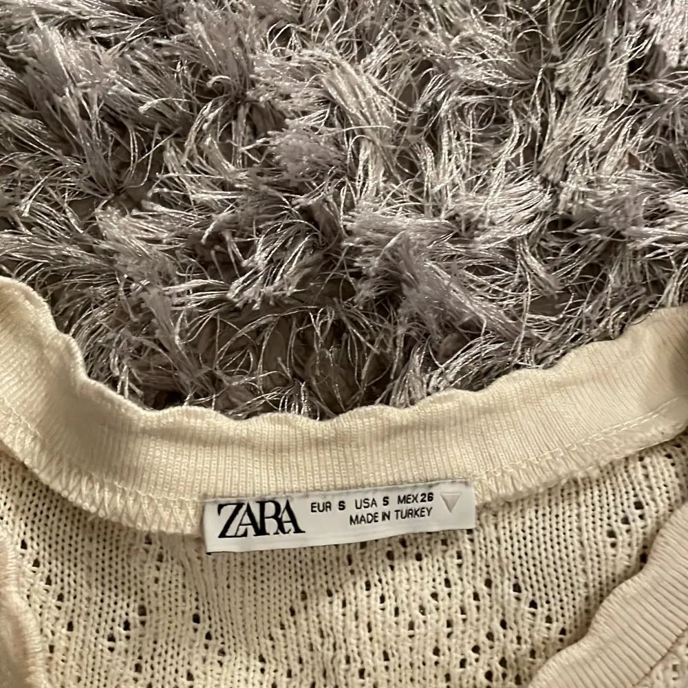 Hej! Jag säljer nu denna ursnygga Zara tröja som inte finns kvar längre , den köptes förra året men jag har inte använt den något knappast , den är i nyskick o jag tror nypris var 289kr💕den är som ny! Passar till allt och är as skön💕 strl xs/s. Blusar.