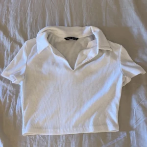 Vit t shirt - Vit topp från shein, använt 1 gång. Bra skick