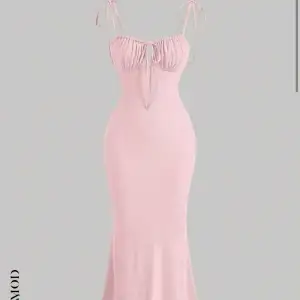 superfin rosa klänning, använd 1 gång, skriv för egna bilder.🤝🏽