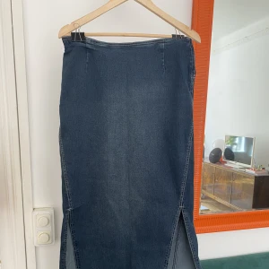 Low waist maxi kjol - Köpt secondhand, vintage fast som ny! Den sitter low waist och är 80cm runt midjan✨