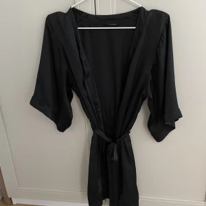 Sidenmorgonrock - Svart sidenmorgonrock från H&M. Sparsamt använd. 