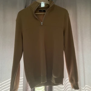 Tjocktröja. - Andvänd en gång. Nyskick.