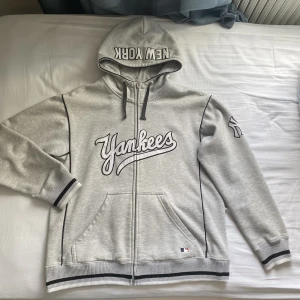 Yankees hoodie  - Skit snygg hoodie fel fri och använd bara få tal gånger, vill då såld snabbt 