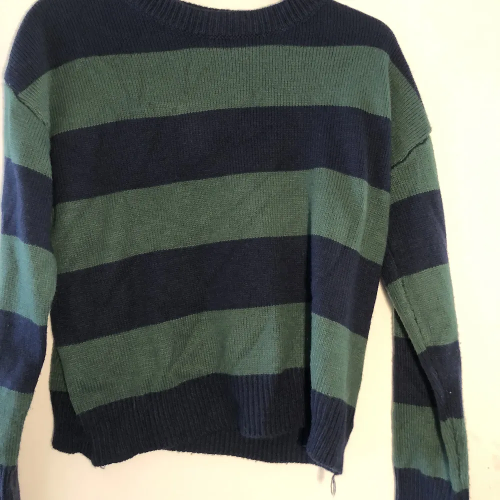 Säljer nu denna tidigare populära stickade tröja som endast testats efter den klickades hem i vintras, därefter har den tyvärr bara legat. Obs! Plagget tvättas givetsvis innan frakt, pris kan diskuteras☺️. Stickat.