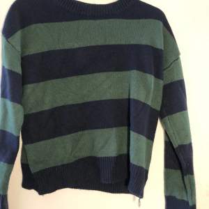 Säljer nu denna tidigare populära stickade tröja som endast testats efter den klickades hem i vintras, därefter har den tyvärr bara legat. Obs! Plagget tvättas givetsvis innan frakt, pris kan diskuteras☺️