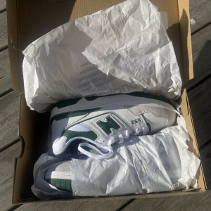 New balansen skor - Sprillans nya skor , för stora så får inte användning av dom. 39.5 är storleken . Kostar 1600kr nytt pris .  