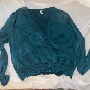 Grön topp - En fin grön topp ifrån Nelly, använd ett fåtal gånger 