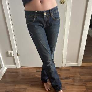 Super snygga lågmidjade guess jeans som tyvärr är för små för mig. Straight leg. Står storlek 28, skulle säga att dem sitter som en xs💞