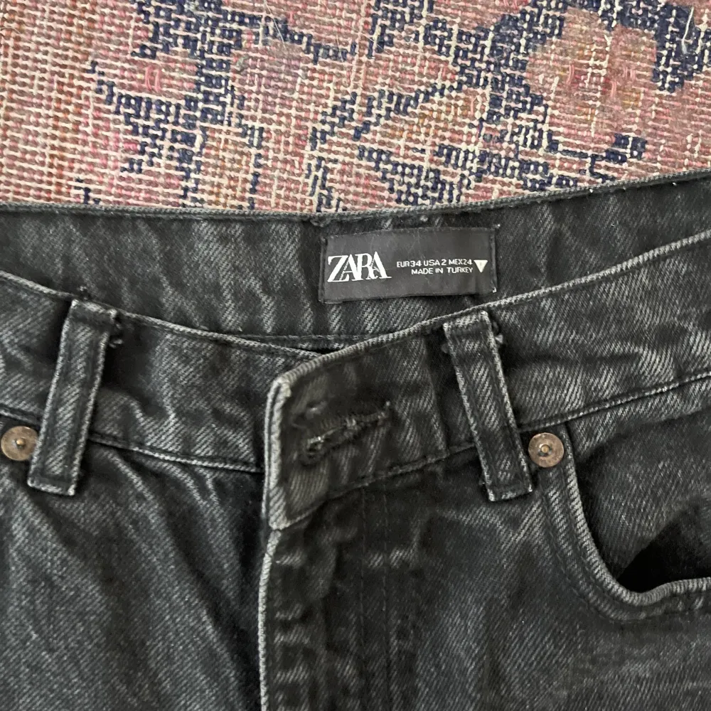 Raka, högmidjade svarta jeans från zara. Jeans & Byxor.
